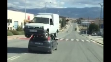 "Con el coche a cuestas": curiosa imprudencia a falta de grúa en España