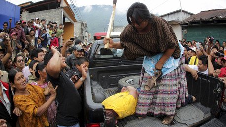 Experimento social: ¿Intervendría si viera a una mujer pegándole a su novio? (video)