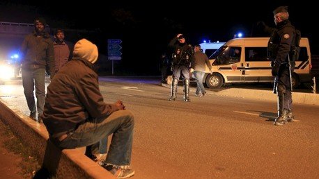 Un fuerte incendio destruye un campo de refugiados en el norte de Francia tras los ataques de París