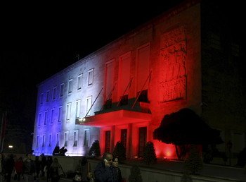 El mundo se tiñe de los colores de la bandera francesa tras los atentados en París