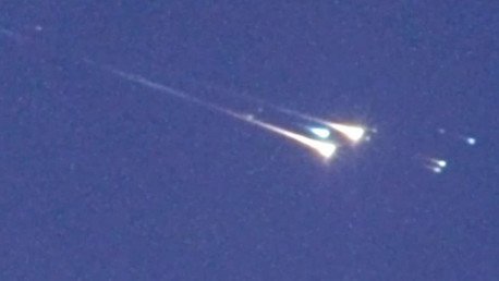 Objeto espacial resplandeciente entra en la atmósfera terrestre (Video)