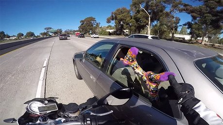 Por esta razón no debes sacar los pies por la ventana de un auto en una carretera