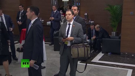 ¿Quién es el misterioso hombre que no deja de 'espiar' en todas las cumbres?