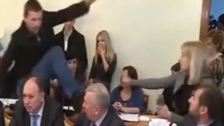 Pelea en vivo: Un diputado ucraniano patea la cabeza a un funcionario