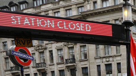 La Policía hace explotar un auto sospechoso cerca de una estación de metro de Londres