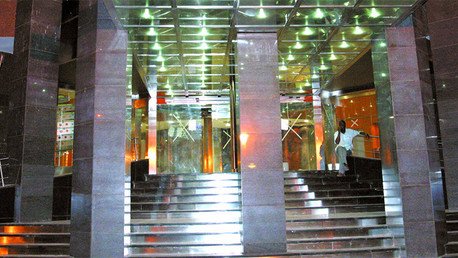 Un grupo yihadista asalta y toma rehenes en un hotel Radisson de lujo en Mali 