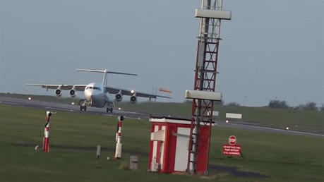 Un avión roza la tragedia al tocar tierra y no poder aterrizar