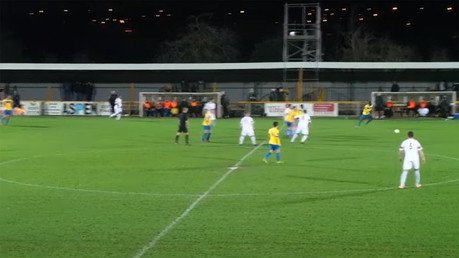 'La mano del viento': Un golazo 'sobrenatural' sorprende a un arquero inglés