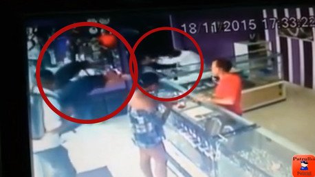 Un guardia con reflejos felinos evita un asalto a mano armada como en Hollywood