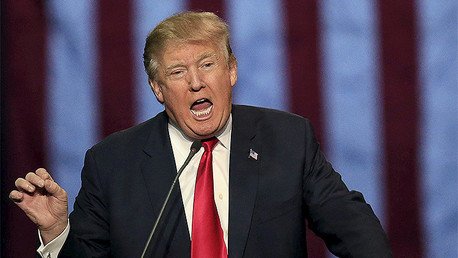 Video: "¡Sáquenlo fuera de aquí!" Un manifestante afroamericano es golpeado por seguidores de Trump