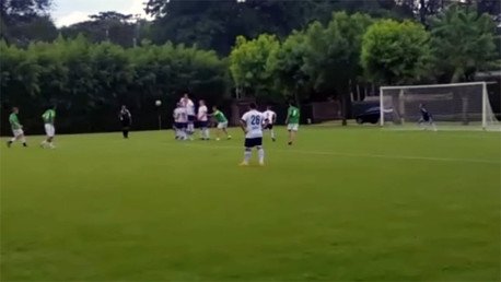 Un gol que vale una presidencia: Golazo de Macri de tiro libre mientras esperaba los resultados