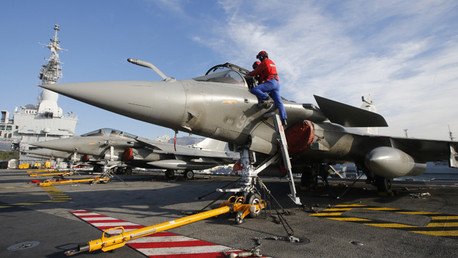 Aviones embarcados del portaaviones Charles de Gaulle lanzan su primer ataque contra EI