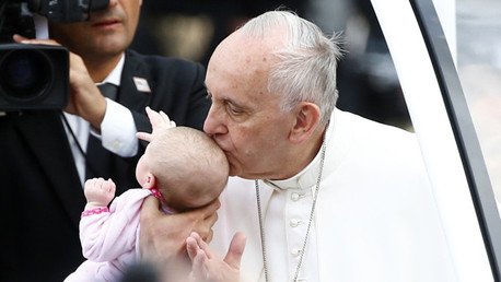 ¿Curada por el papa? Una niña afectada por un tumor mejora tras un beso de Francisco
