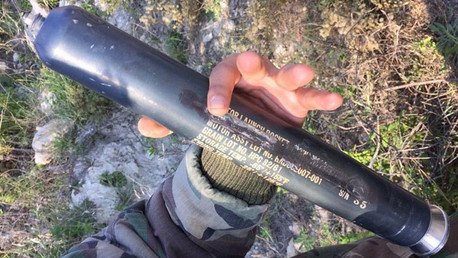 RT publica una foto del proyectil que explotó cerca del coche de los periodistas del canal