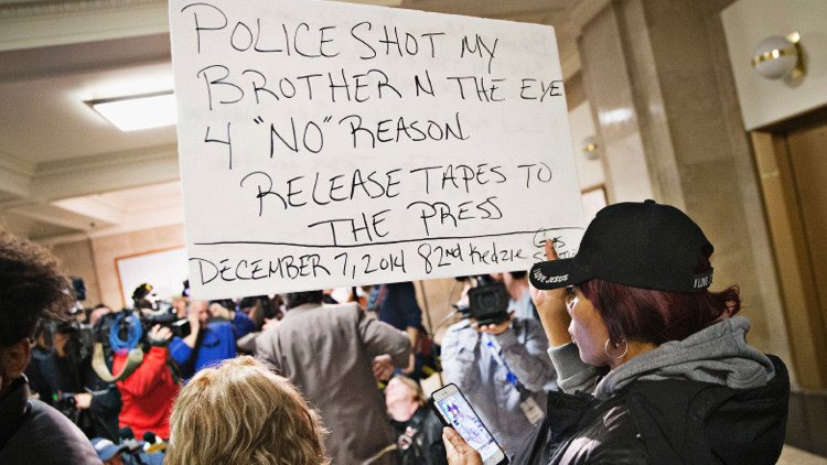 Los protestantes cortan las calles de Chicago exigiendo dimisión del alcalde