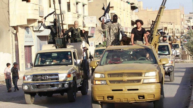 Impactantes imágenes: El EI exhibe su arsenal abastecido por Occidente