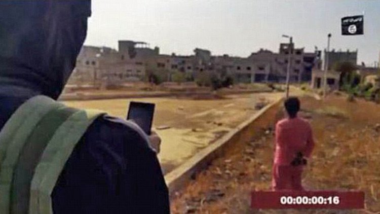 Ejecución por control remoto: el EI hace explotar a dos rehenes con un 'smartphone' (+18)