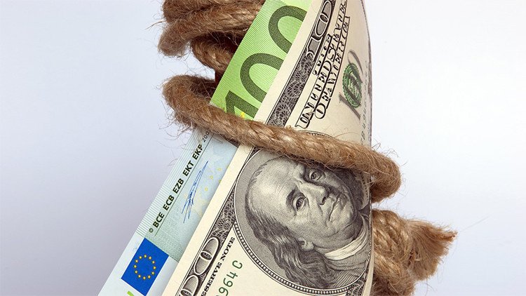 Malos augurios: 100 dólares el barril de crudo, el dólar cae, la pobreza gana