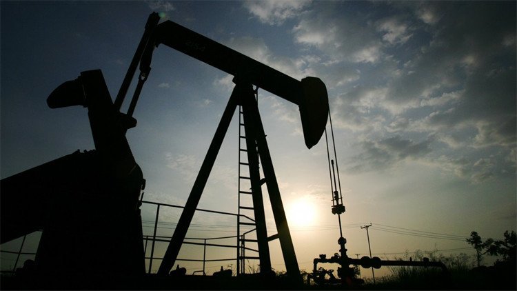 Los precios de petróleo caen tras el aumento de la tasa de interés de EE.UU.