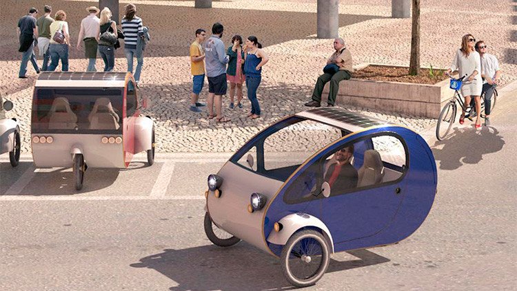 ¿Es un coche o una bicicleta?: El primer vehículo solar salta al mercado