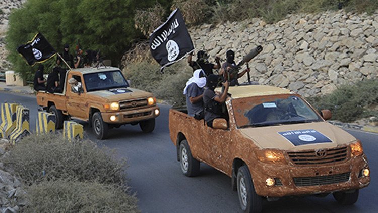 La corrupción interna y los 'ejércitos fantasma' destruyen al Estado Islámico