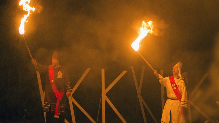 El lado oscuro del odio: Cómo se hizo millonario el Ku Klux Klan