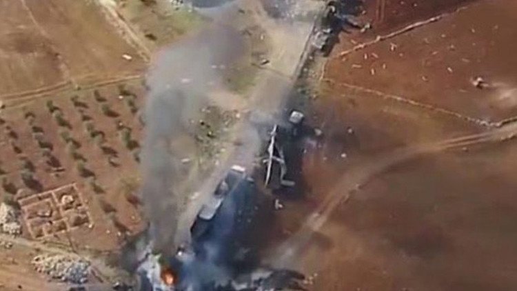 VIDEO: Calcinada una caravana de transporte de petróleo del Estado Islámico