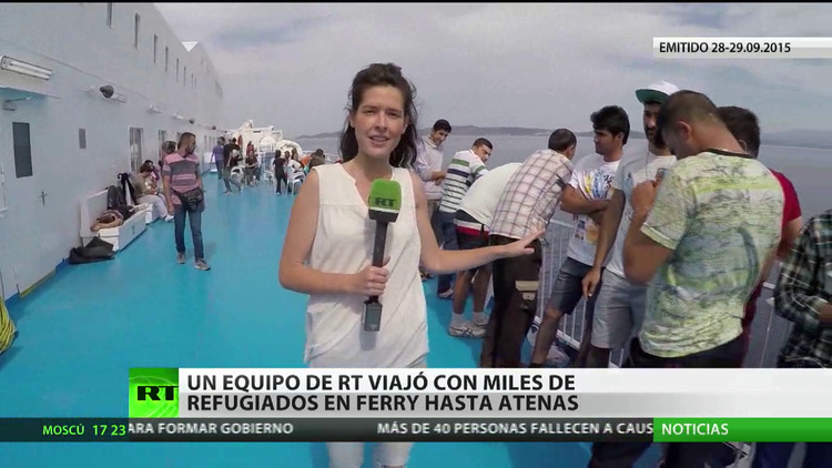 Un equipo de RT viaja en ferry con miles de refugiados hasta Atenas