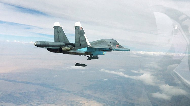 Aviones rusos destruyen otros 20 camiones cisterna de contrabando terrorista a Turquía