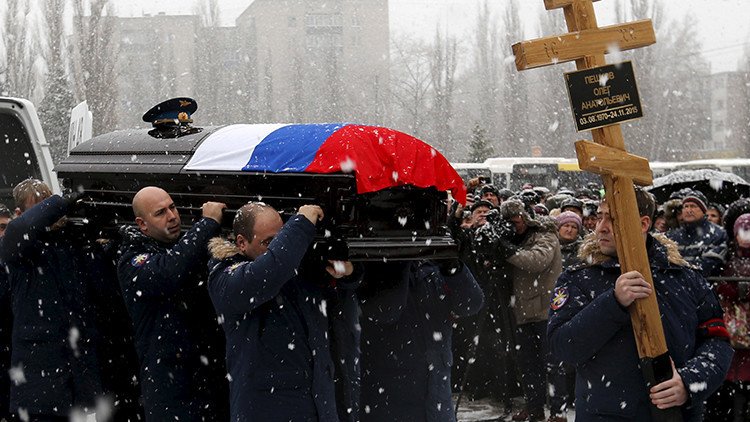 Rusia exige a Turquía medidas para capturar al combatiente que disparó al piloto ruso del Su-24