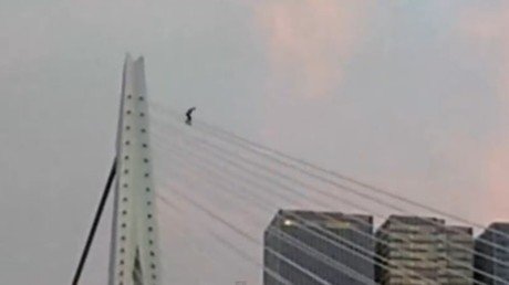 'Patinazo' sobre los cables de tensión de un puente de 140 metros 
