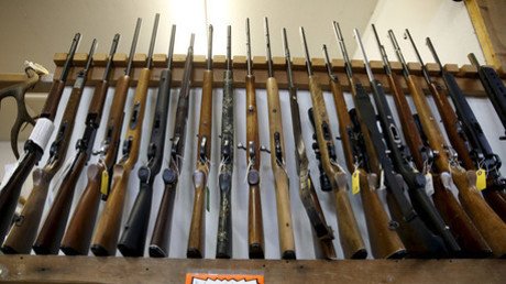 Gente que muere, beneficios que se 'disparan': ¿Por qué se compran más armas tras tiroteos en masa?