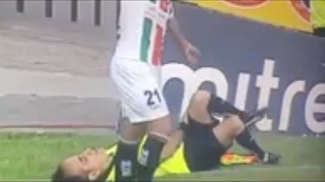 Roja directa por un pelotazo que 'derribó' a un juez de línea  con mucho teatro