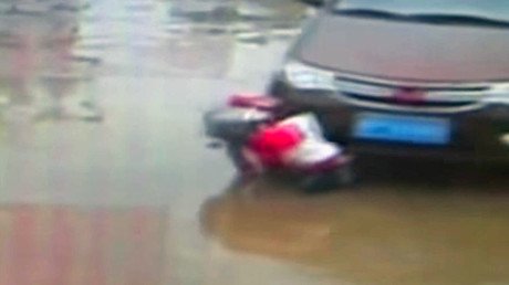 Un padre arrolla y pasa por encima de sus hijos tras dejarlos en el jardín