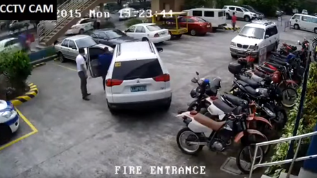 Quiso ayudar a su amigo a estacionar el auto y esto fue lo que pasó