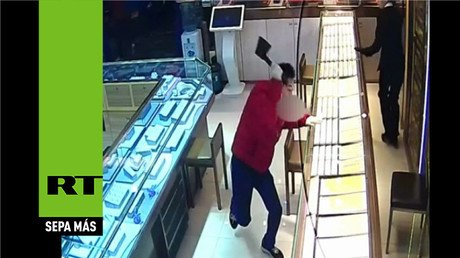 Este trabajador de una joyería no cree ni en los ladrones con hacha