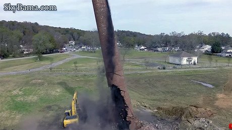 La demolición de una chimenea de 1.200 toneladas no salió como se esperaba