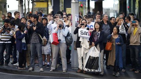 ¿Por qué la gente en casos de emergencia empieza a grabar con el teléfono en vez de prestar ayuda?