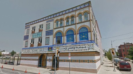 Hallan una cabeza de cerdo ante una mezquita de EE.UU. (video)