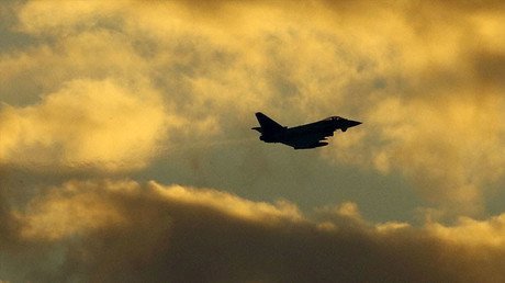 La coalición occidental mata a tres soldados sirios y hiere a más de 30 con sus ataques aéreos