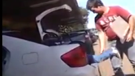 Irresponsabilidad absoluta: un padre lleva a su hijo en el maletero del coche