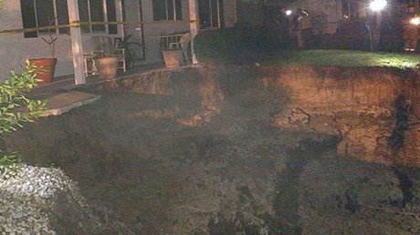 Un gigantesco socavón aparece en Florida y amenaza con tragarse un barrio entero (Video, Foto)