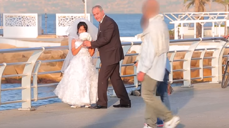 ¿Reaccionarías así al ver festejar un matrimonio infantil? Mira lo que ocurre en este video