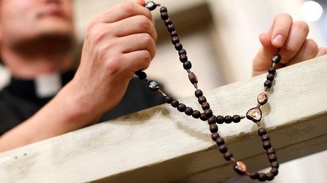 Escándalo en EE.UU.: Cura católico robó millón de dólares para pagar sexo