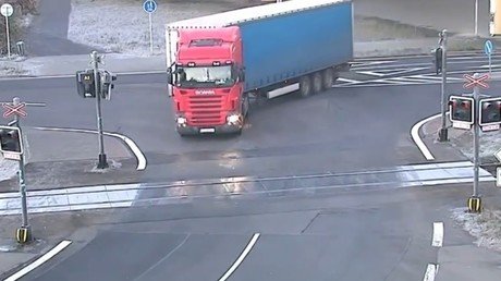 ¿Tuvo buena o mala suerte? Impactante choque entre un tren y un camión 