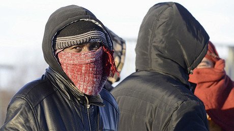 Hallan banderas del Estado Islámico y fotos de cabezas cortadas entre los refugiados en Noruega