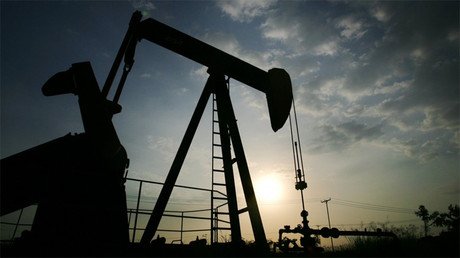 Los precios de petróleo caen tras el aumento de la tasa de interés de EE.UU.