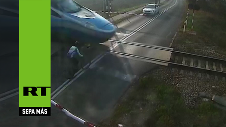 Superando barreras: un ciclista choca contra un tren de alta velocidad
