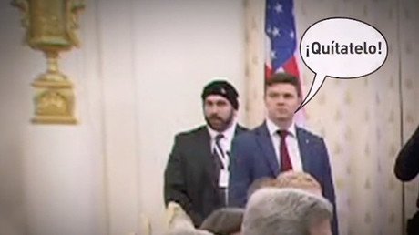 ¡Quítate el gorro!: Un guardaespaldas de Kerry se roba el 'show' en el encuentro con Lavrov en Moscú