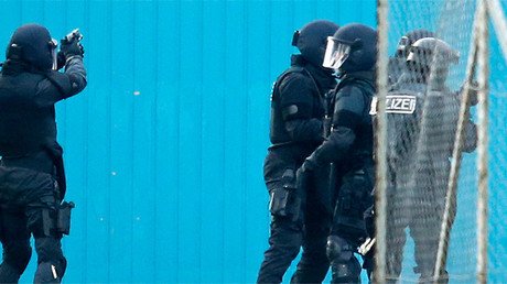 "¡Adelante, dispárennos!": Alemanes contrarios a acoger refugiados chocan con la Policía (VIDEO)